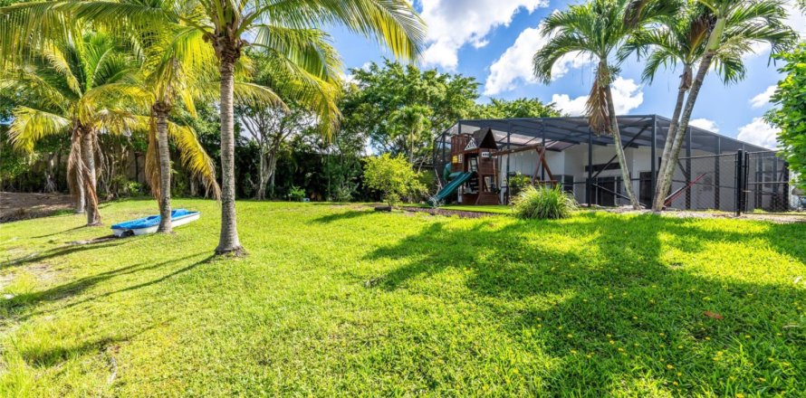 House in Coral Springs, Florida 4 bedrooms, 224.27 sq.m. № 1228828