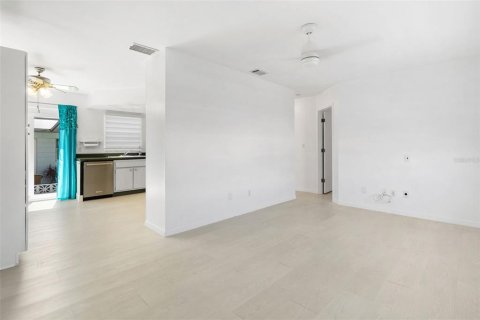 House in Seminole, Florida 2 bedrooms, 71.07 sq.m. № 1546916 - photo 4