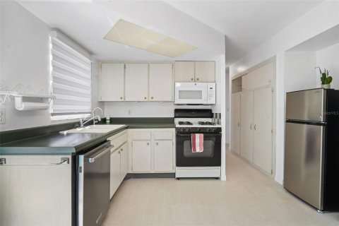 House in Seminole, Florida 2 bedrooms, 71.07 sq.m. № 1546916 - photo 8