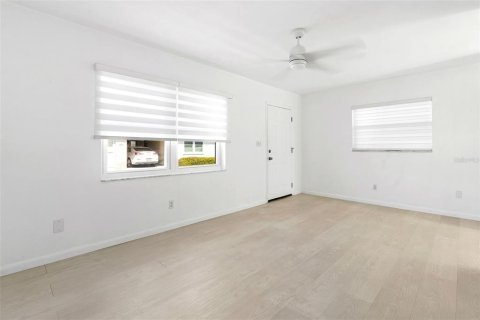House in Seminole, Florida 2 bedrooms, 71.07 sq.m. № 1546916 - photo 5