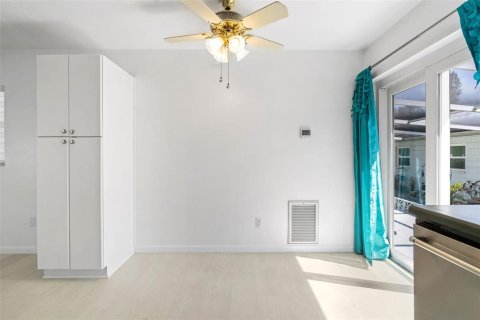 House in Seminole, Florida 2 bedrooms, 71.07 sq.m. № 1546916 - photo 10