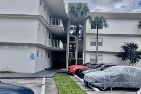 Condominio en alquiler en Sunrise, Florida, 2 dormitorios, 116.31 m2 № 1968451 - foto 2
