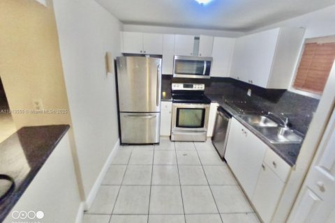 Condominio en alquiler en Sunrise, Florida, 2 dormitorios, 116.31 m2 № 1968451 - foto 1