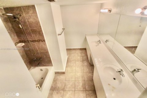 Condominio en alquiler en Sunrise, Florida, 2 dormitorios, 116.31 m2 № 1968451 - foto 16