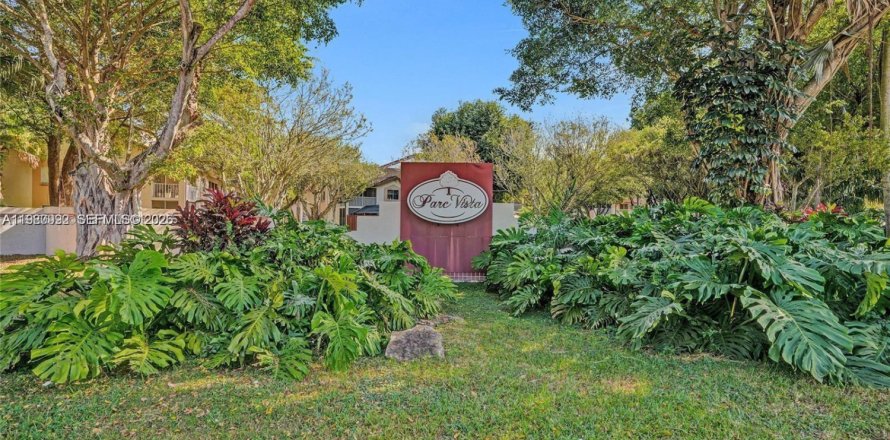 Кондоминиум с 2 спальнями в Майами, Флорида № 2044197