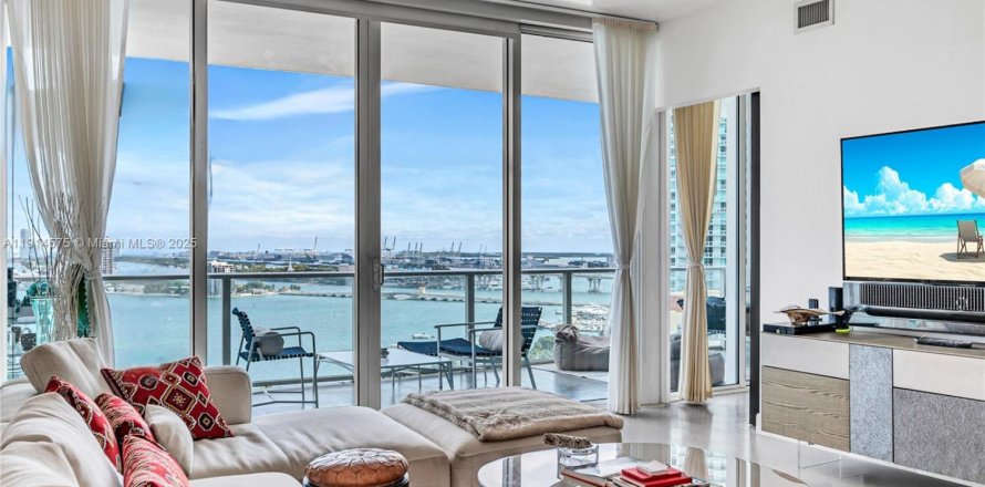 Кондоминиум с 2 спальнями в Майами, Флорида № 1970039