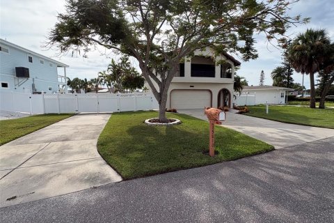 Villa ou maison à vendre à Redington Beach, Floride: 3 chambres, 163.97 m2 № 2266678 - photo 2