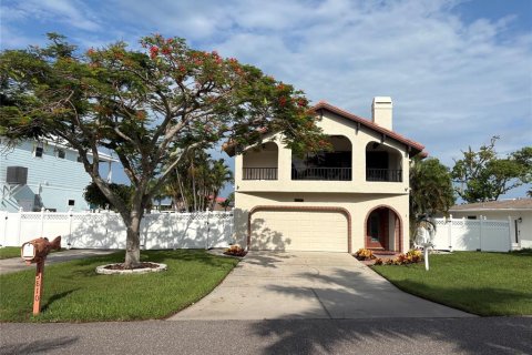 House in Redington Beach, Florida 3 bedrooms, 163.97 sq.m. № 2266678