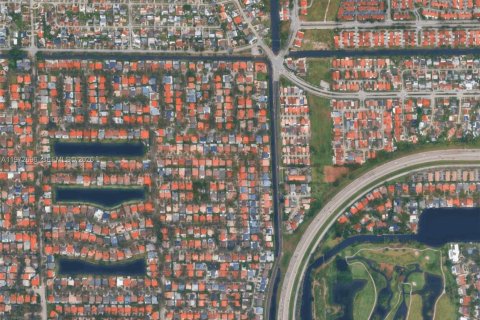 House in Miami Lakes, Florida 5 bedrooms, 313.64 sq.m. № 2032849