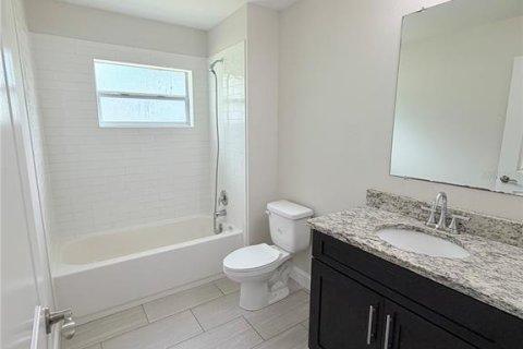 House in Deltona, Florida 3 bedrooms, 140 sq.m. № 2408564 - photo 12