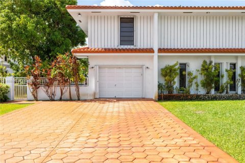 House in Miami, Florida 5 bedrooms, 448.72 sq.m. № 1890205 - photo 8