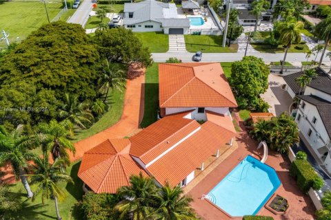 House in Miami, Florida 5 bedrooms, 448.72 sq.m. № 1890205 - photo 1