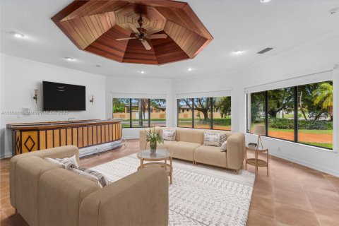 House in Miami, Florida 5 bedrooms, 448.72 sq.m. № 1890205 - photo 10