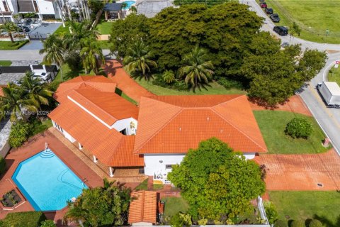 House in Miami, Florida 5 bedrooms, 448.72 sq.m. № 1890205 - photo 6