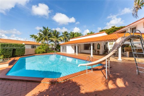 House in Miami, Florida 5 bedrooms, 448.72 sq.m. № 1890205 - photo 16