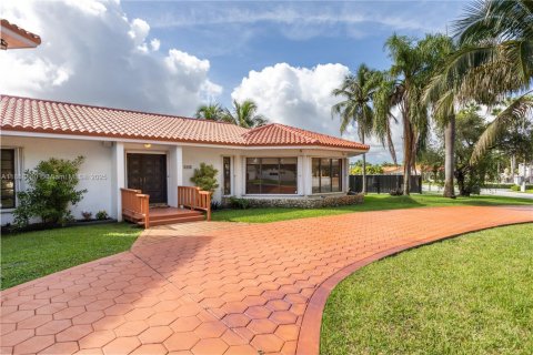 House in Miami, Florida 5 bedrooms, 448.72 sq.m. № 1890205 - photo 3