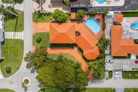 House in Miami, Florida 5 bedrooms, 448.72 sq.m. № 1890205 - photo 9