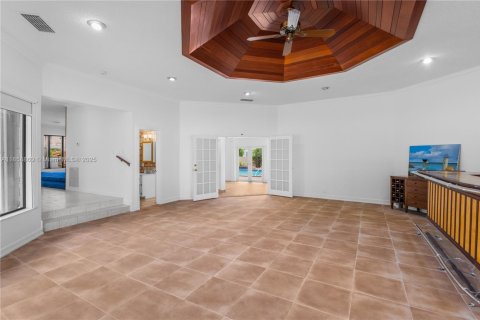 House in Miami, Florida 5 bedrooms, 448.72 sq.m. № 1890205 - photo 12