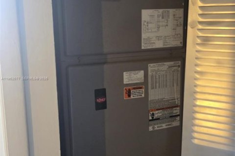 Adosado en venta en Miami, Florida, 3 dormitorios, 162.02 m2 № 2023921 - foto 17