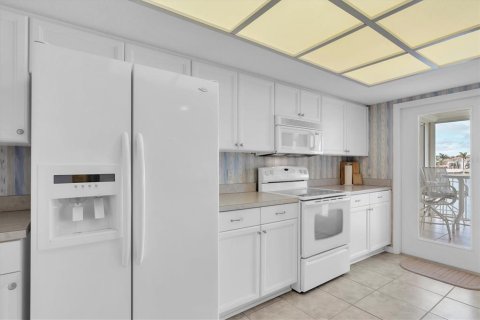 Condo in Saint Pete Beach, Florida, 2 bedrooms  № 1907500 - photo 11