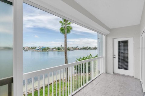 Condo in Saint Pete Beach, Florida, 2 bedrooms  № 1907500 - photo 24