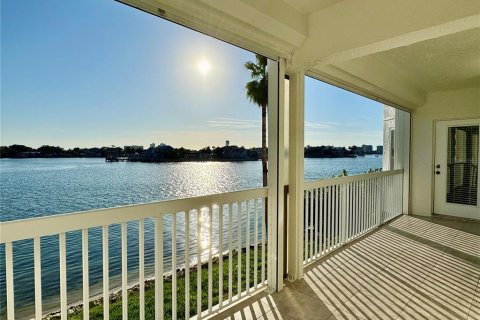 Condo in Saint Pete Beach, Florida, 2 bedrooms  № 1907500 - photo 1