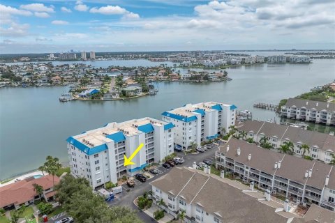 Condo in Saint Pete Beach, Florida, 2 bedrooms  № 1907500 - photo 27