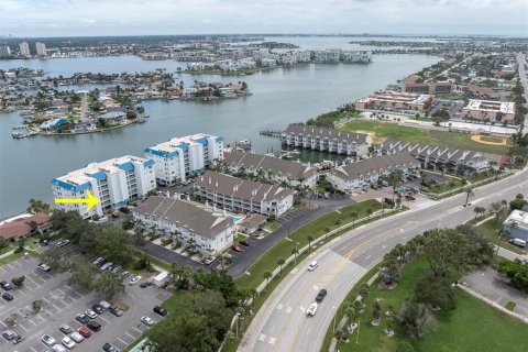 Condo in Saint Pete Beach, Florida, 2 bedrooms  № 1907500 - photo 25