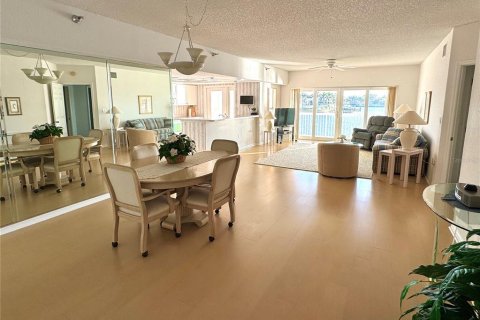 Condo in Saint Pete Beach, Florida, 2 bedrooms  № 1907500 - photo 9