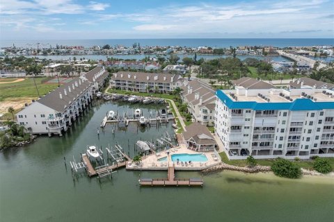Condo in Saint Pete Beach, Florida, 2 bedrooms  № 1907500 - photo 30