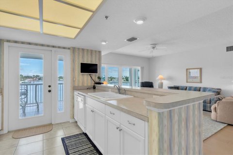 Condominio en venta en Saint Pete Beach, Florida, 2 dormitorios, 144 m2 № 1907500 - foto 12