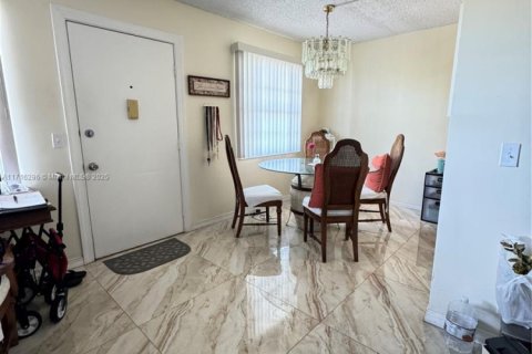 Copropriété à vendre à Pembroke Pines, Floride: 2 chambres, 88.54 m2 № 2089069 - photo 2