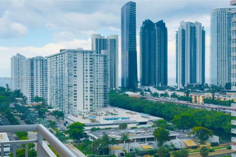 Condominio en alquiler en Sunny Isles Beach, Florida, 3 dormitorios, 143.44 m2 № 1980102 - foto 1