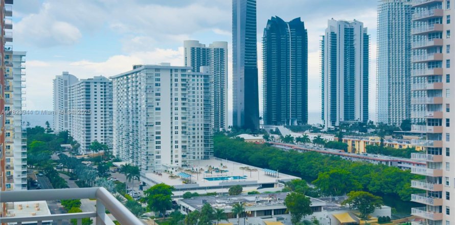 Condominio en Sunny Isles Beach, Florida, 3 dormitorios  № 1980102