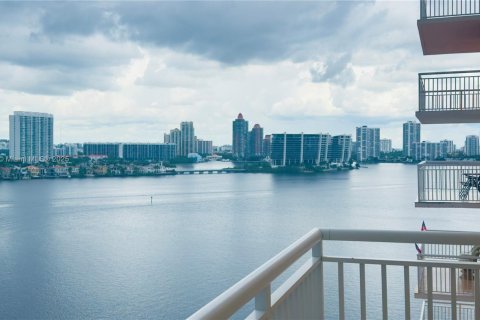 Condominio en alquiler en Sunny Isles Beach, Florida, 3 dormitorios, 143.44 m2 № 1980102 - foto 2