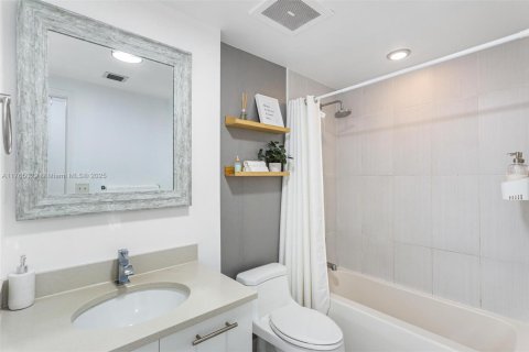 Condo in Miami, Florida, 2 bedrooms  № 1701611 - photo 23