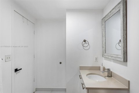 Condo in Miami, Florida, 2 bedrooms  № 1701611 - photo 17