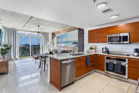 Condo in Miami, Florida, 2 bedrooms  № 1701611 - photo 1