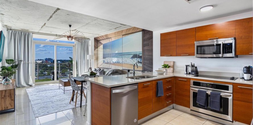 Condo in Miami, Florida, 2 bedrooms  № 1701611