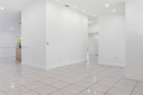 Снять в аренду виллу или дом в Катлер-Бей, Флорида 4 спальни, 257.34м2, № 1953005 - фото 2