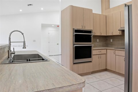 Снять в аренду виллу или дом в Катлер-Бей, Флорида 4 спальни, 257.34м2, № 1953005 - фото 5