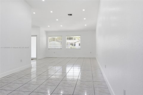 Снять в аренду виллу или дом в Катлер-Бей, Флорида 4 спальни, 257.34м2, № 1953005 - фото 3