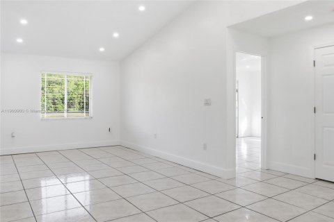 Снять в аренду виллу или дом в Катлер-Бей, Флорида 4 спальни, 257.34м2, № 1953005 - фото 9