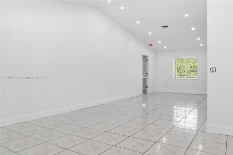 Снять в аренду виллу или дом в Катлер-Бей, Флорида 4 спальни, 257.34м2, № 1953005 - фото 4