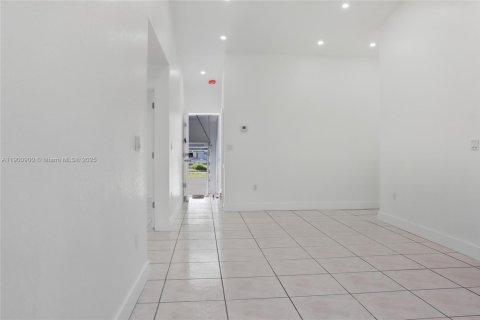 Снять в аренду виллу или дом в Катлер-Бей, Флорида 4 спальни, 257.34м2, № 1953005 - фото 8