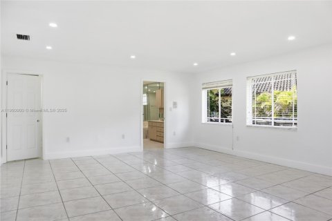 Снять в аренду виллу или дом в Катлер-Бей, Флорида 4 спальни, 257.34м2, № 1953005 - фото 12