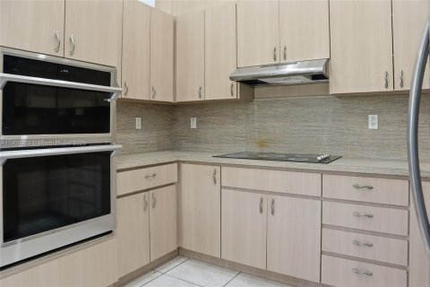 Снять в аренду виллу или дом в Катлер-Бей, Флорида 4 спальни, 257.34м2, № 1953005 - фото 7