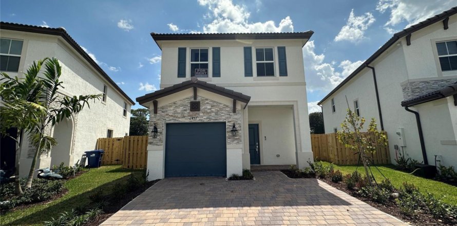House in Miami, Florida 3 bedrooms, 150.87 sq.m. № 2086872