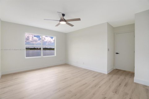 House in Boca Raton, Florida 4 bedrooms, 179.02 sq.m. № 1749803 - photo 23