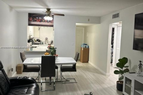 Купить кондоминиум в Суитуотер, Флорида 2 спальни, 66.89м2, № 1857302 - фото 5